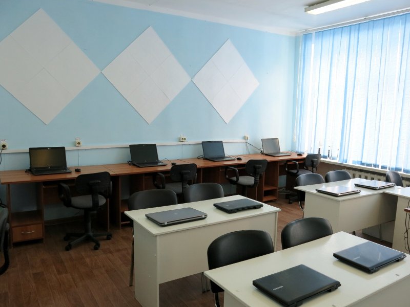 Стены в компьютерном классе