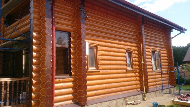Дом из бревна покрашенный