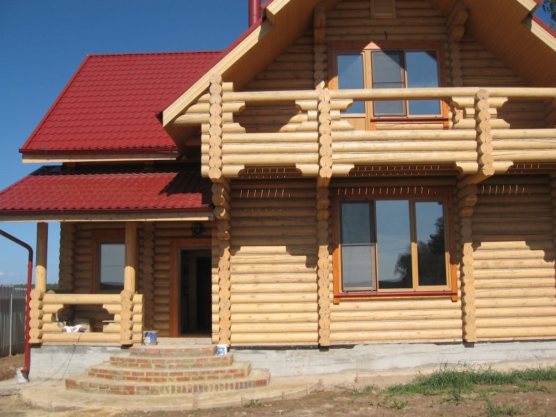 Покраска дома из оцилиндрованного бревна