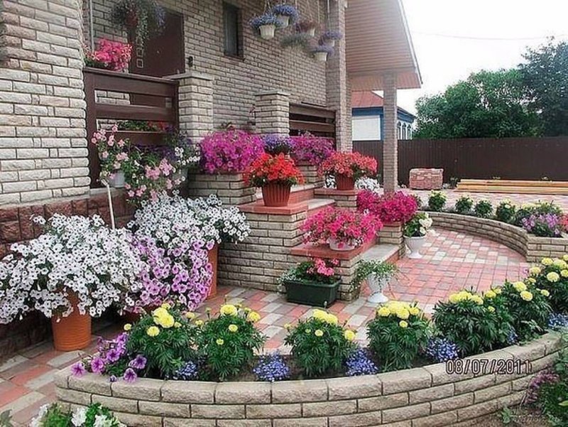Цветочные клумбы во дворе