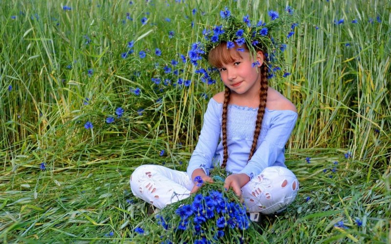 Девушка в венке из незабудок