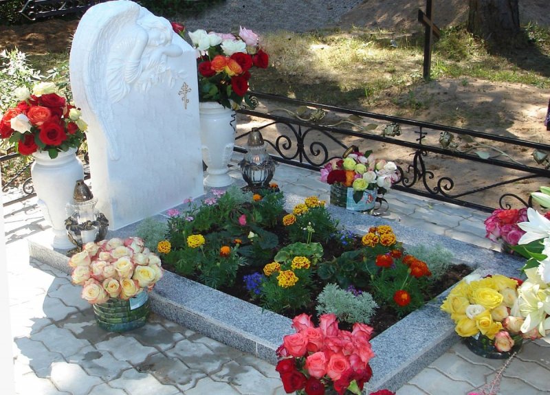 Украшение могилы цветами