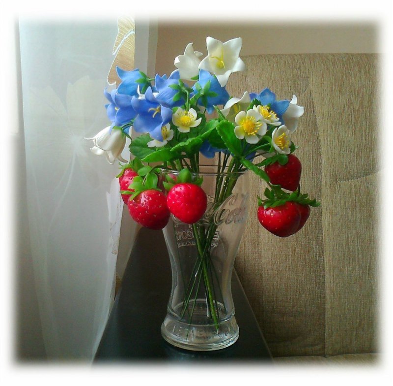 Свежая клубника в вазе