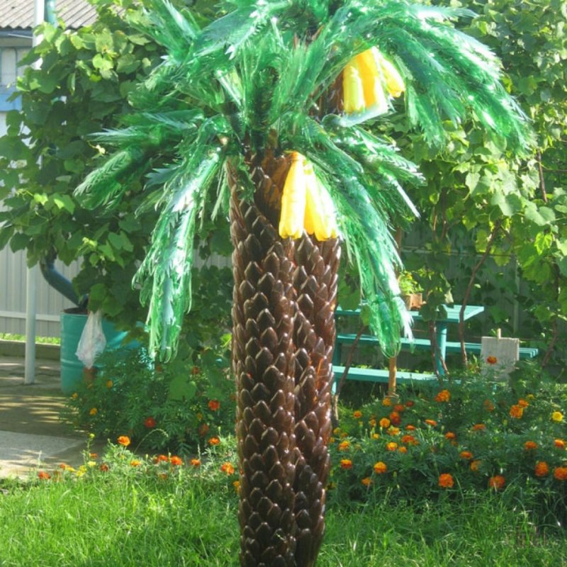 Пальма из бутылок