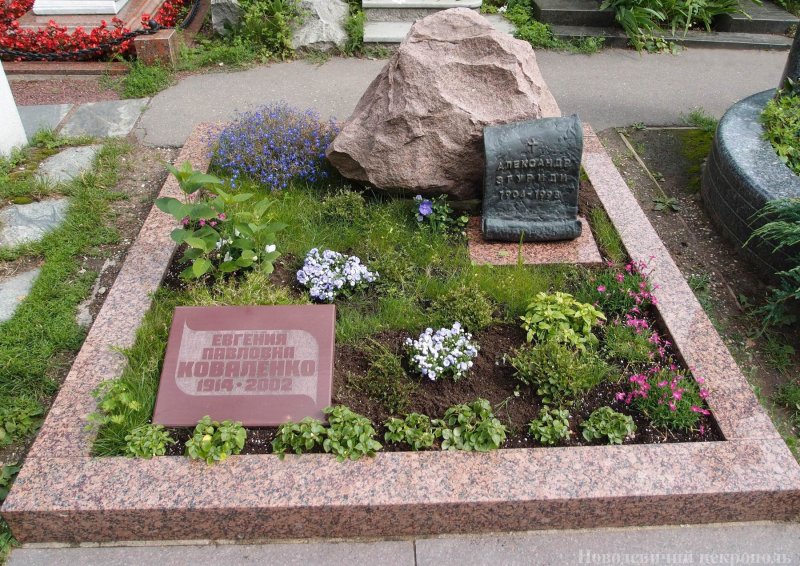 Цветы на кладбище