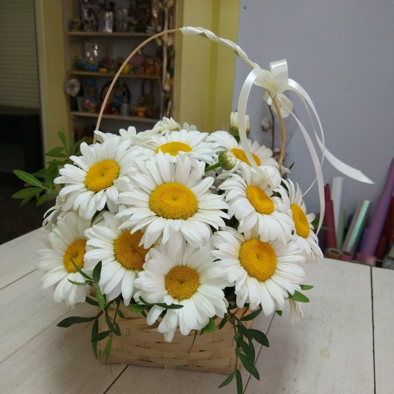 Корзина из ромашек