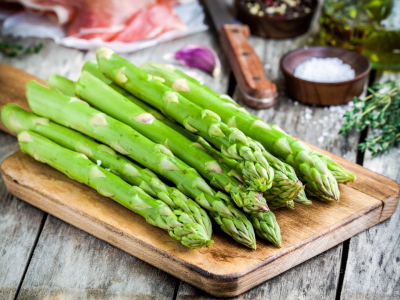 Спаржа (Asparagus officinalis).