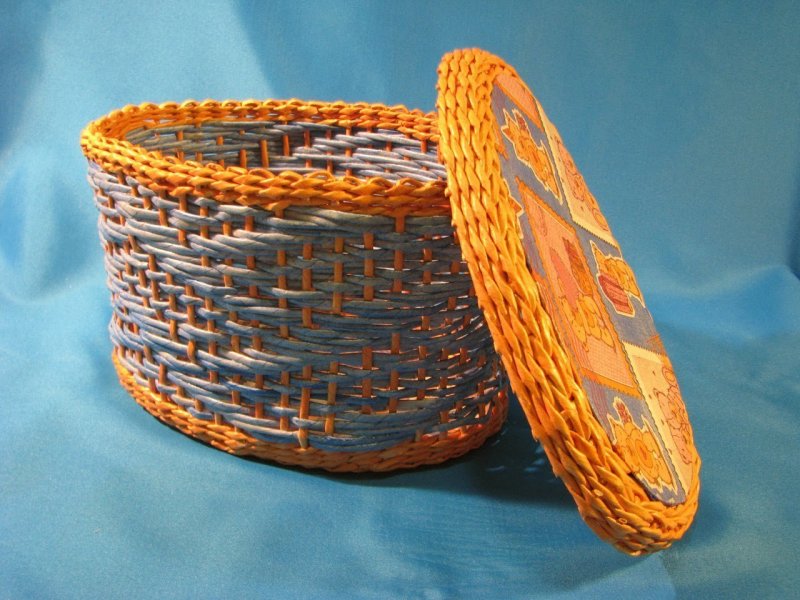 Корзинки из газетных трубочек