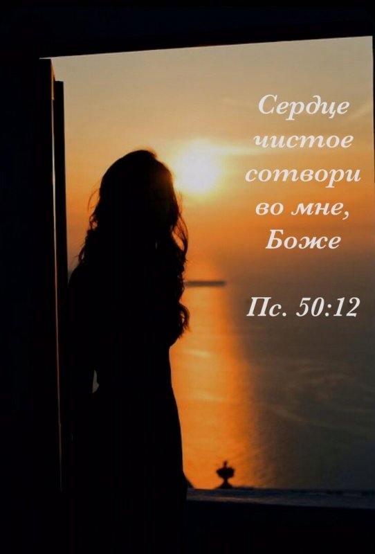 Девушка у окна со спины