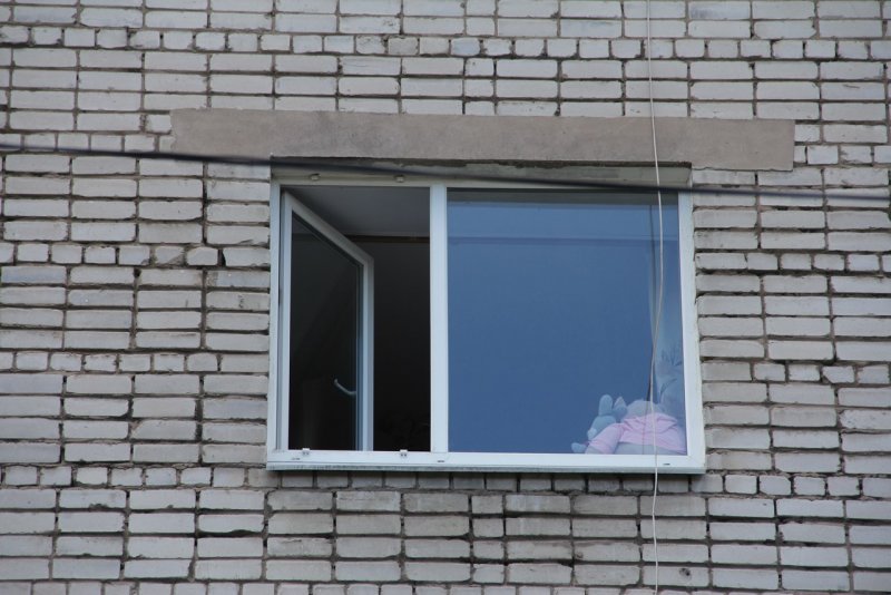 Открытое окно с улицы