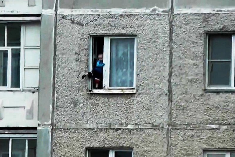 Окно многоэтажки снаружи