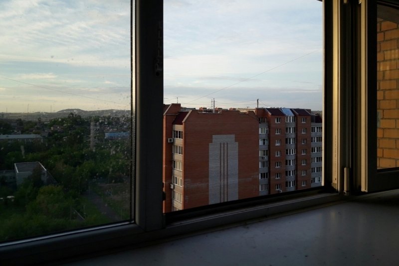 Открытое окно многоэтажки