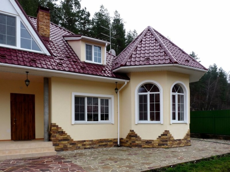 Фасад с арочными окнами