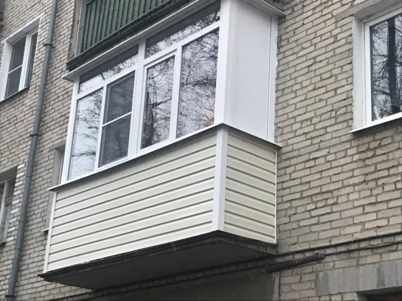 Застекленный балкон в хрущевке