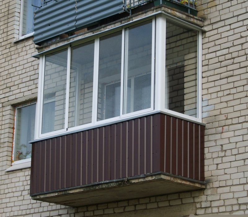 Застекленный балкон в хрущевке