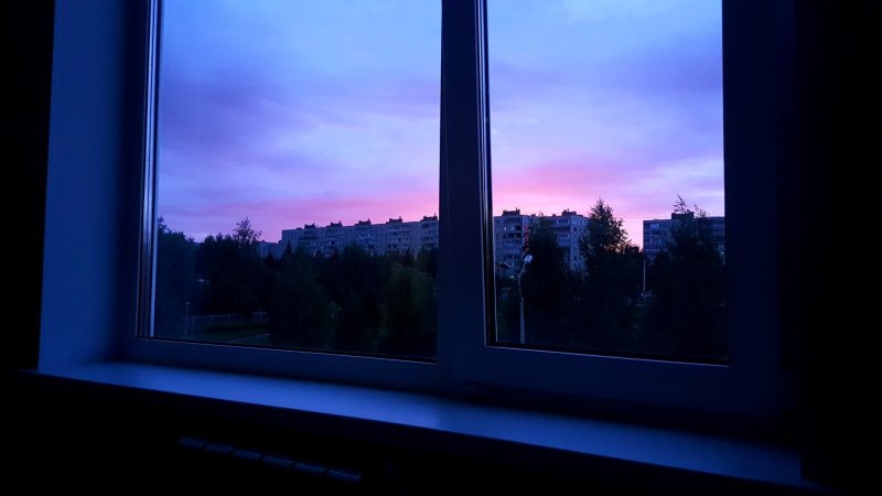 У окна