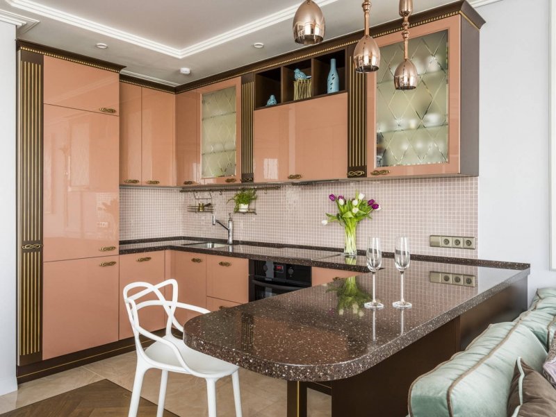 Кухня с окном и островом