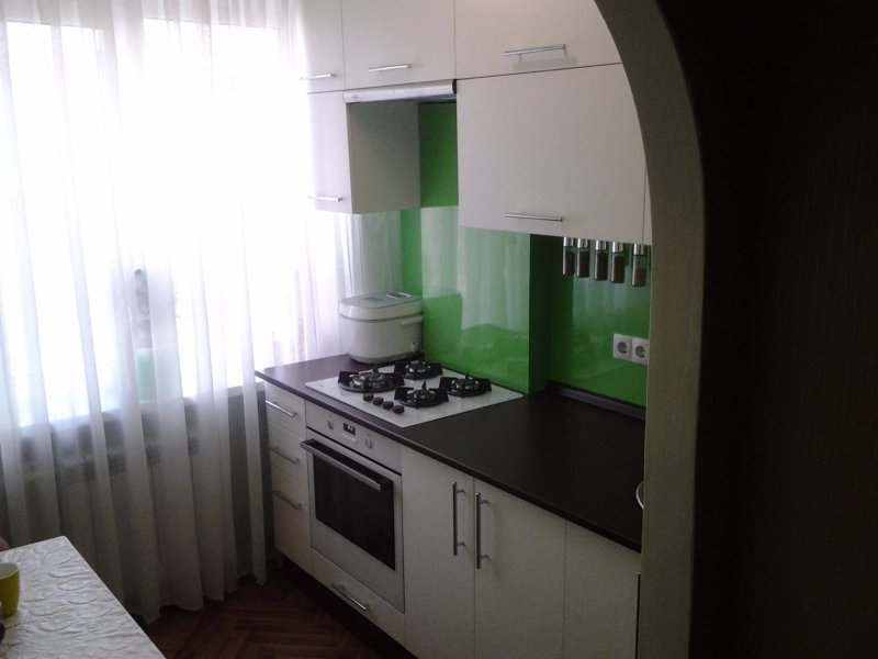 Угловая кухня около окна