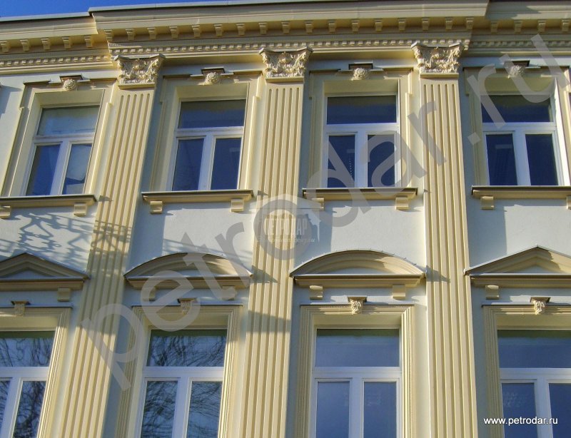 Здание с пилястрами