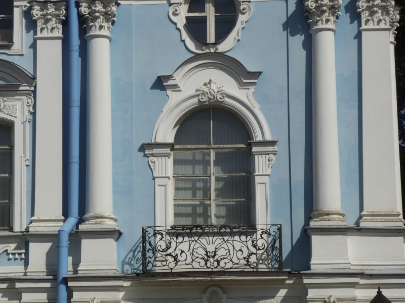 Смольный собор фронтон