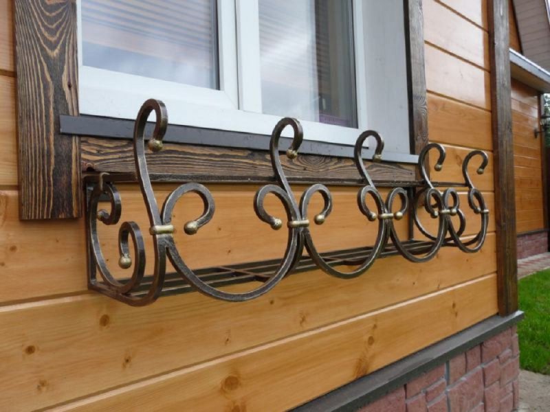 Металлические цветочницы на окна