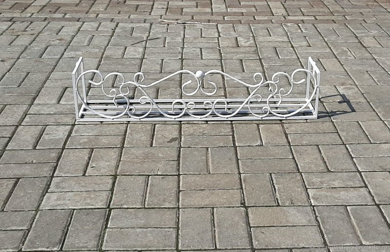 Металлические цветочницы на окна