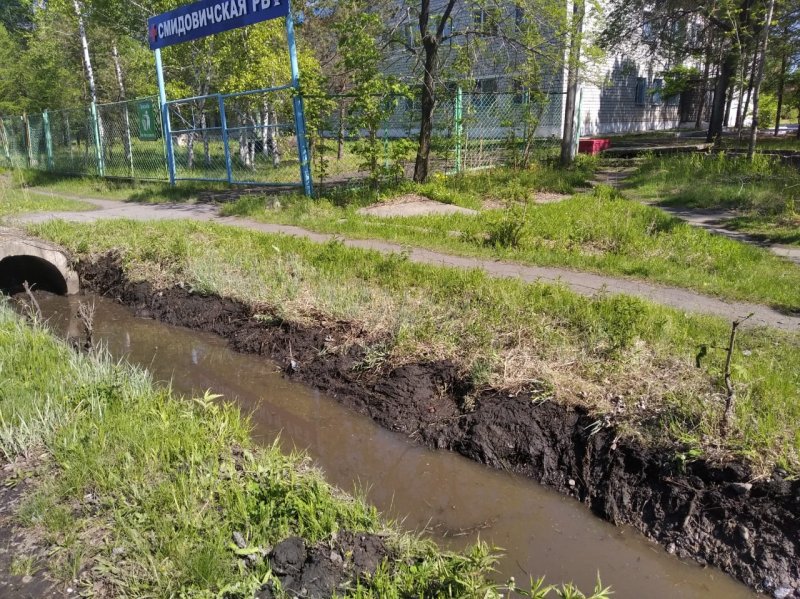 Разработка канавы вдоль дороги