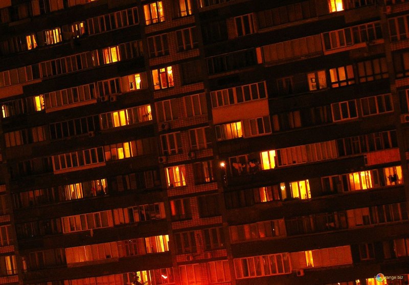Многоэтажный дом ночью