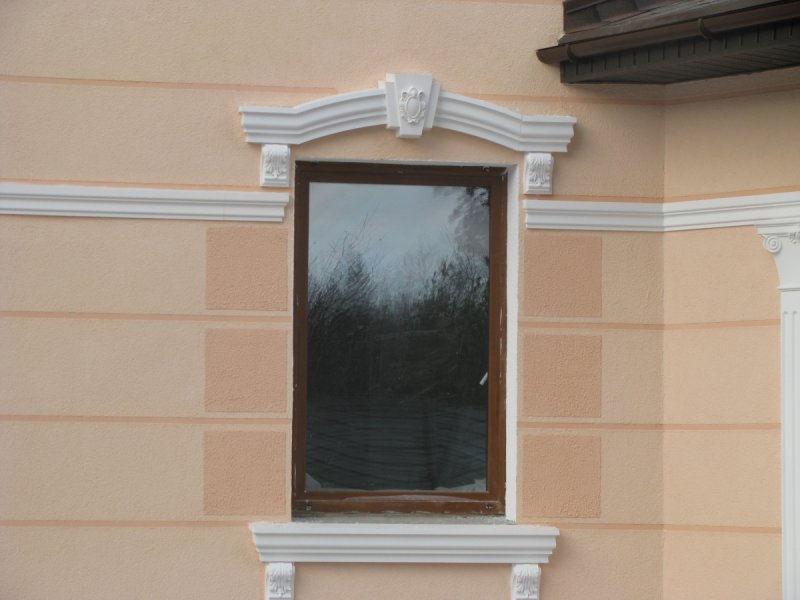 Замковый камень на окнах
