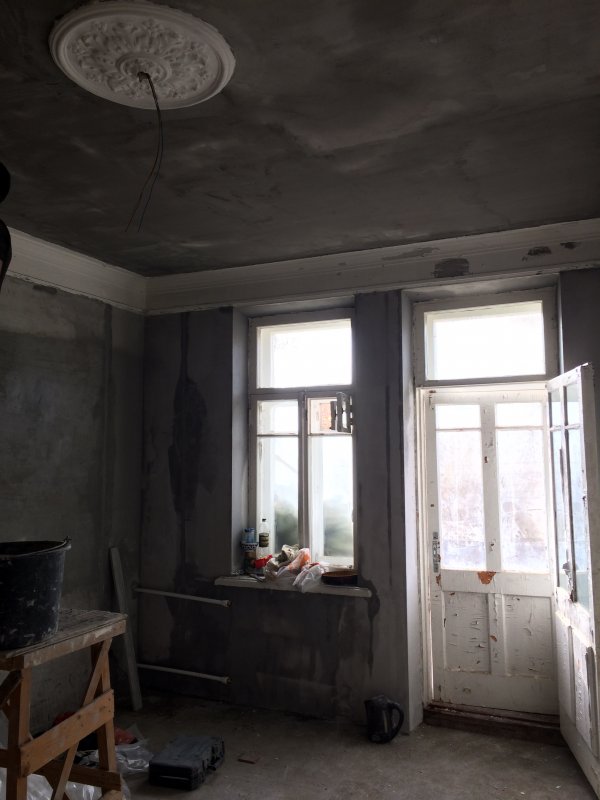 Покраска окна в сталинке