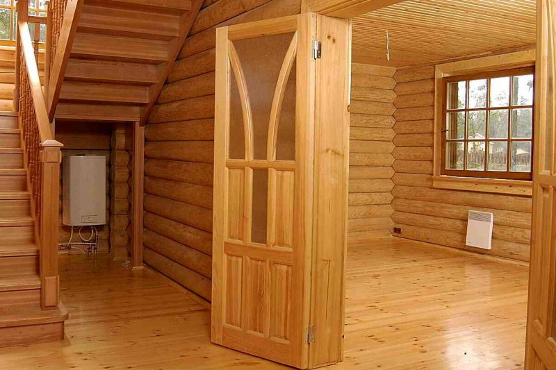Перегородка межкомнатная из дерева в срубе