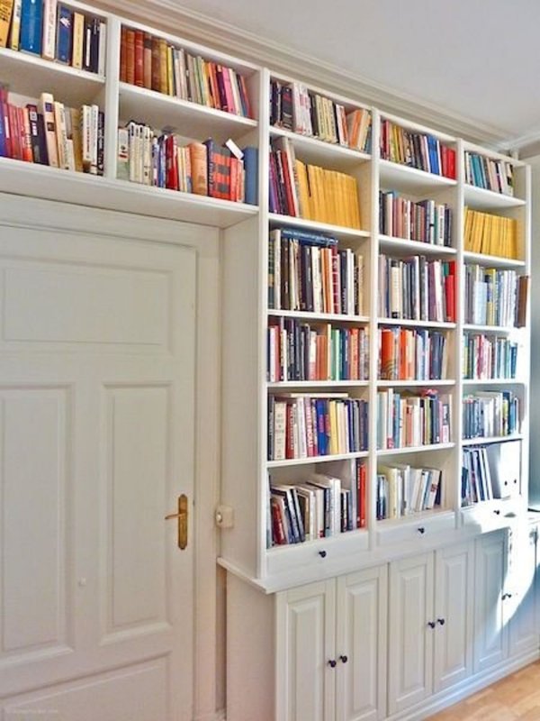 Книжные полки за дверью в детской