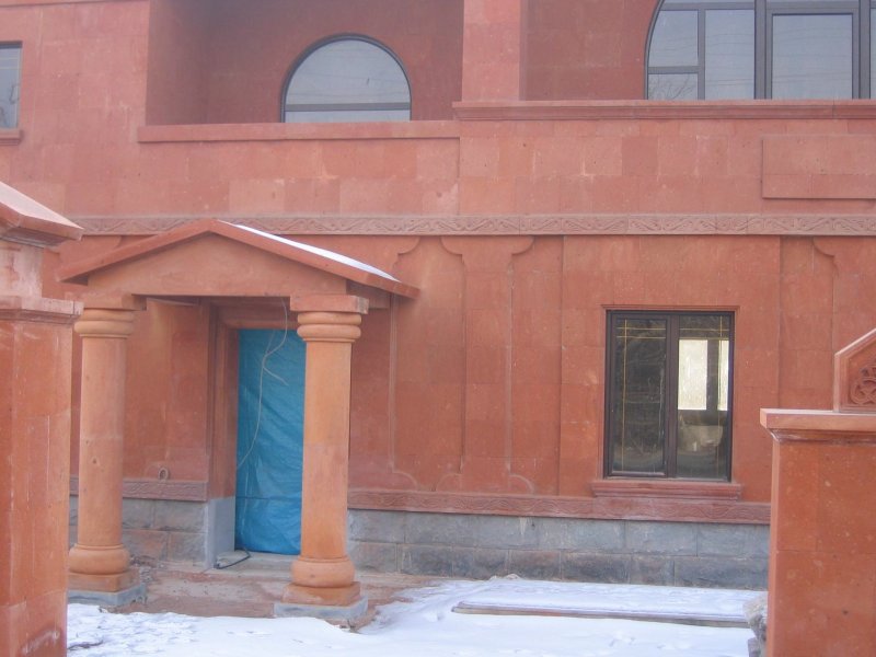 Фасады домов из травертина
