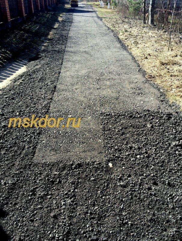 Отсыпать дорогу асфальтовой крошкой