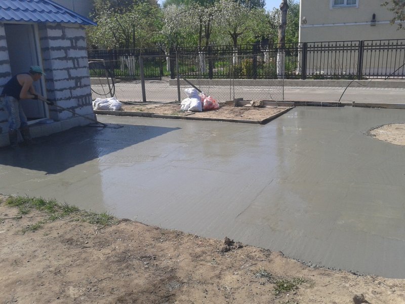 Бетонная стяжка во дворе