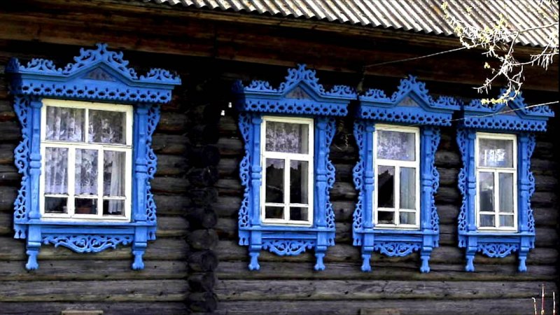 Деревенские окна с наличниками