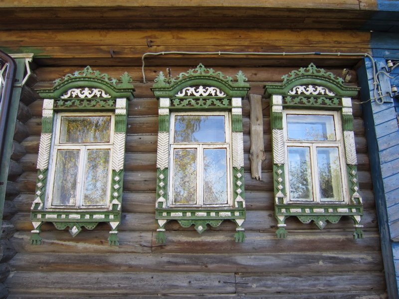 Деревенские окна с наличниками