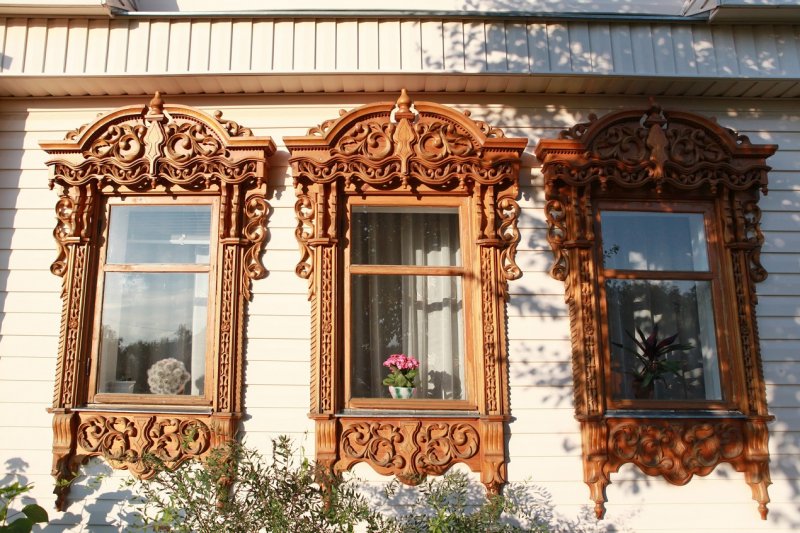 Кирпичный дом с резными деревянными наличниками