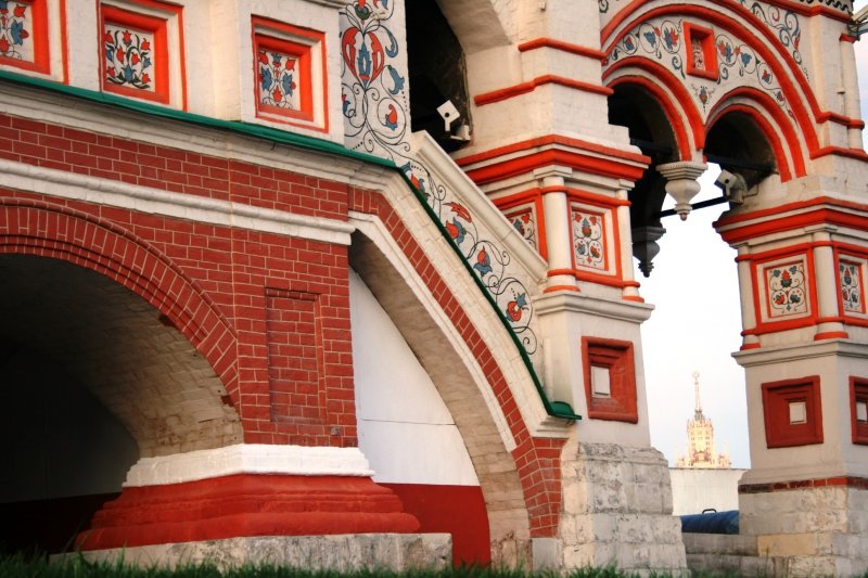 Ползучая арка в архитектуре