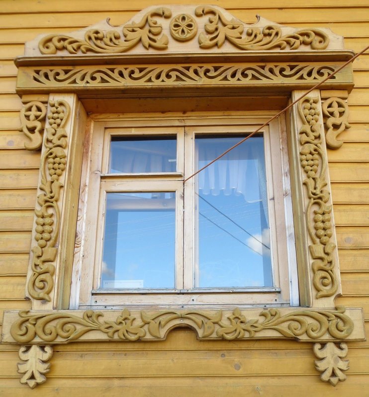 Резной наличник на широкое окно