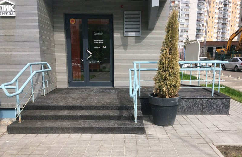 Современные входные двери в общественные здания