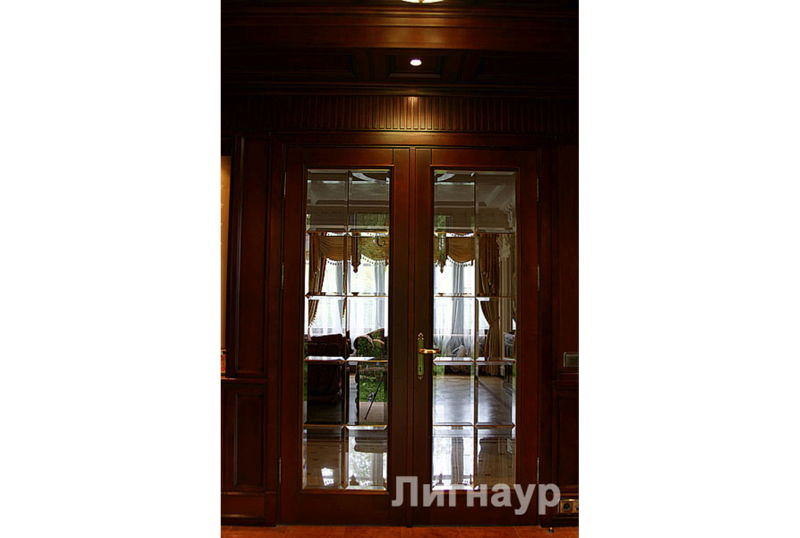Межкомнатные двери со стеклом с фацетом
