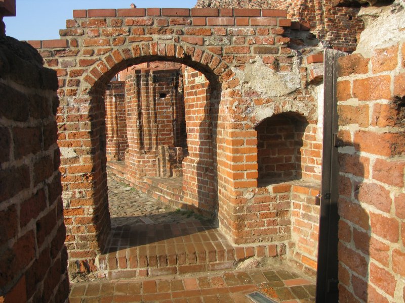 Кирпичная стена с аркой