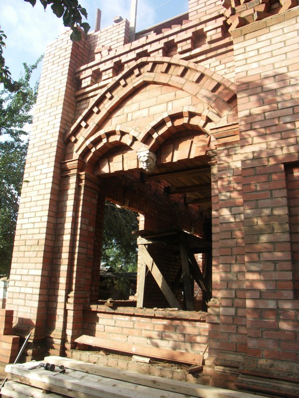 Кирпичный дом с арками