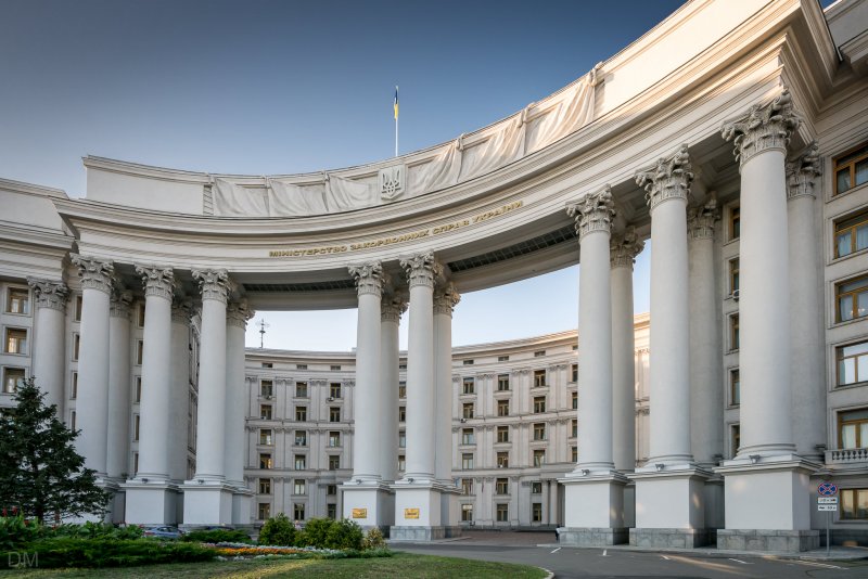 Огромное здание с колоннами
