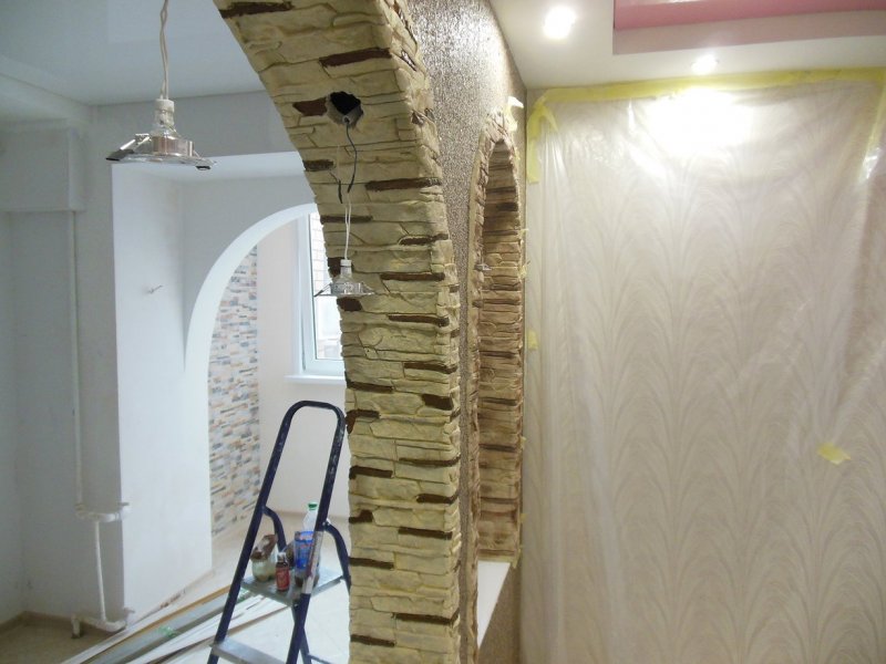 Отделка арки гипсовым камнем