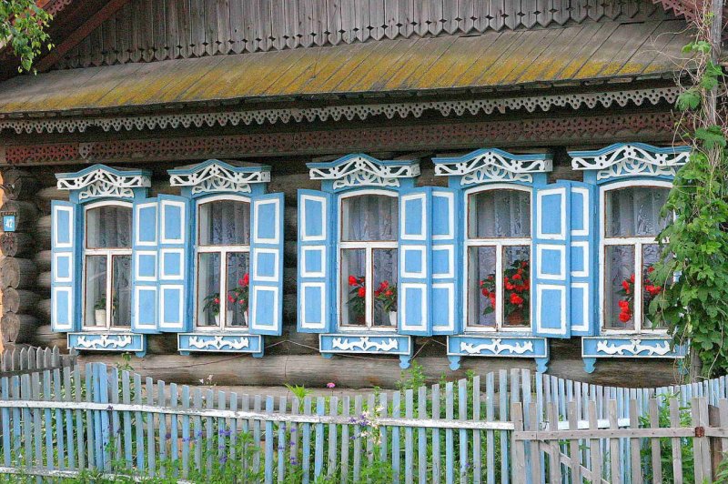 Деревенский дом с наличниками