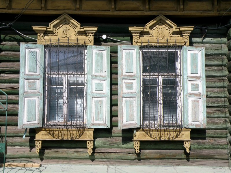Домик со ставнями