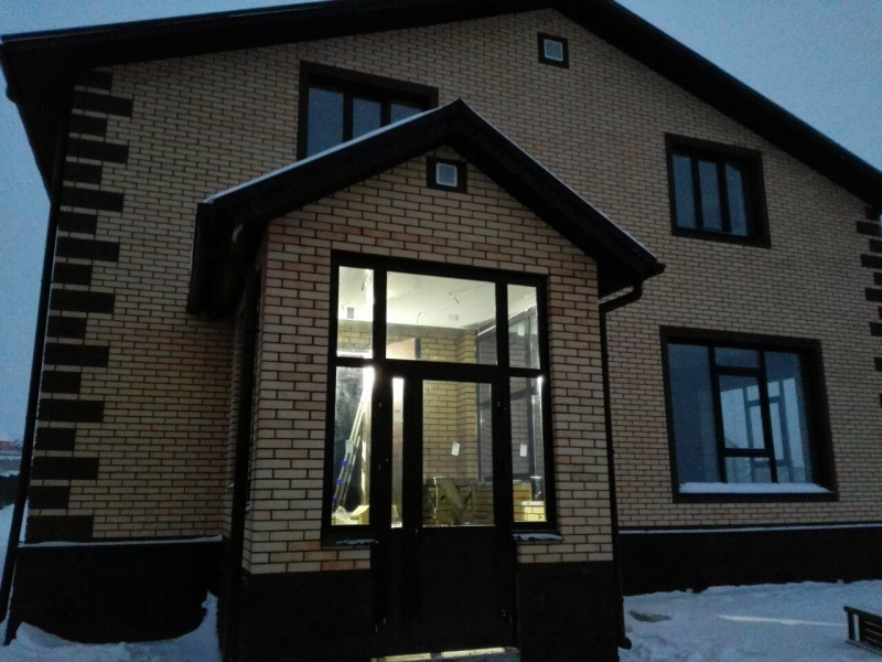Дом с с темным ламинированием и голубыми стеклами