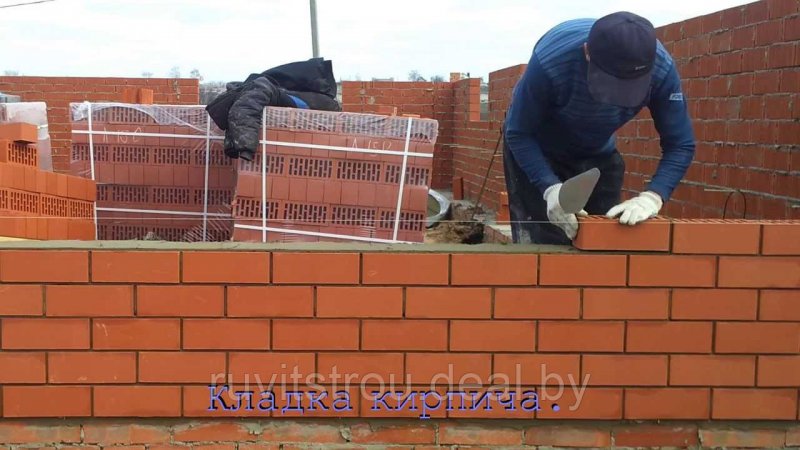 Кирпичная стена стройка